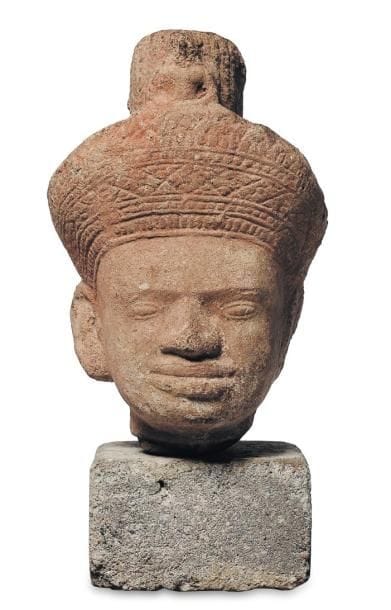 Tête en pierre sculptée. Khmer. H_19 cm