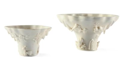 Deux coupes en porcelaine blanche. Chine,...