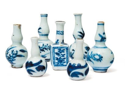 Lot de sept bouteilles en porcelaine Imari....