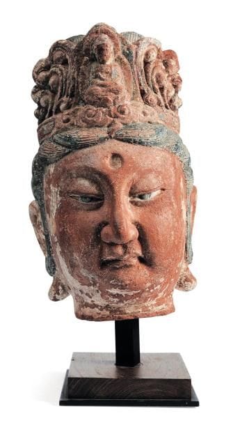 Tête de Bouddha en pierre polychrome. Chine....