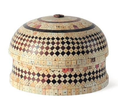 Boîte dôme en marqueterie d'ivoire et de...