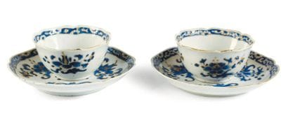Paire de sorbets et leur présentoirs en porcelaine...
