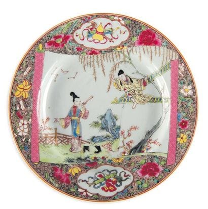 Assiette en porcelaine, à décor d'un personnage...