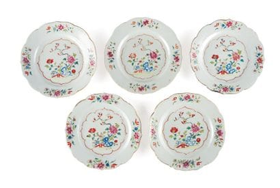 Cinq assiettes festonnées en porcelaine,...