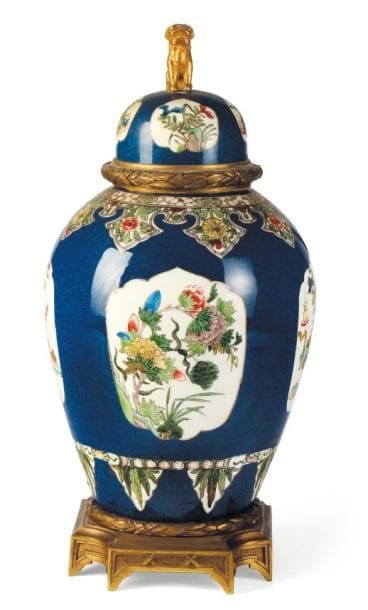 Potiche en porcelaine émaillée bleu poudrée,...