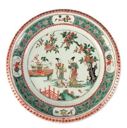 Plat légèrement festonné en porcelaine, à...