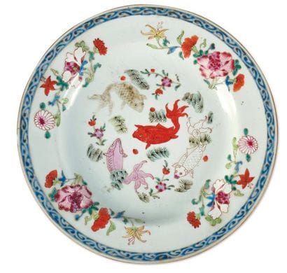 Plat en porcelaine à décor de poissons. Chine,...