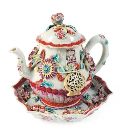 Théière sur son présentoir en porcelaine,...
