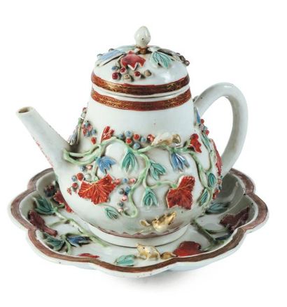Théière sur son présentoir en porcelaine...