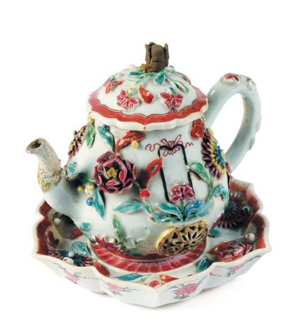Théière sur son présentoir en porcelaine,...