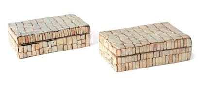 Lot composé de deux boîtes rondes et une...