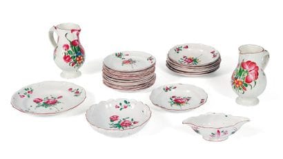 Dix neuf assiettes, deux plats, une saucière...