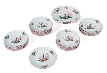 Trente deux assiettes et un plat rond en...