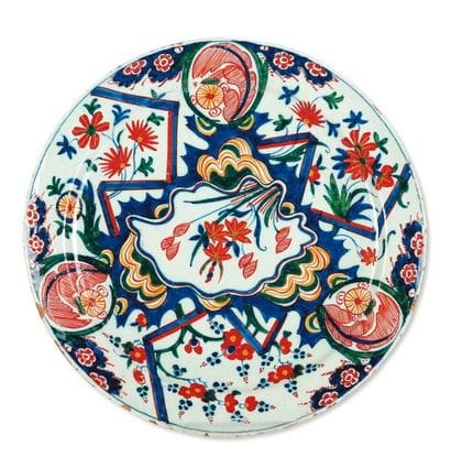 DELFT
Assiette à décor polychrome au tonnerre...