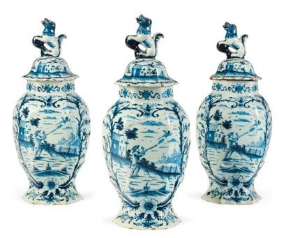 DELFT
Garniture formée de trois vases de...