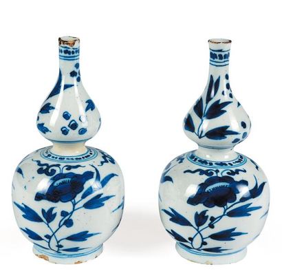 DELFT
Paire de petits vases à double renflements...
