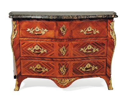 Grande paire d'appliques en bois doré à trois...