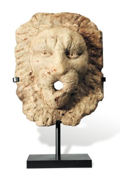 Masque figurant une tête de lion en marbre...