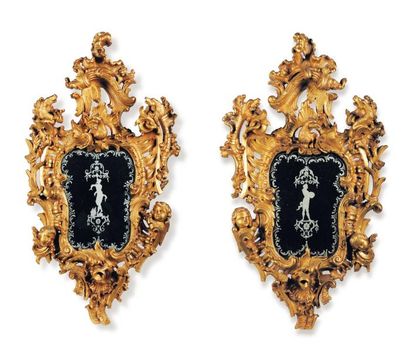 Paire de miroirs en bois redoré à décor de...