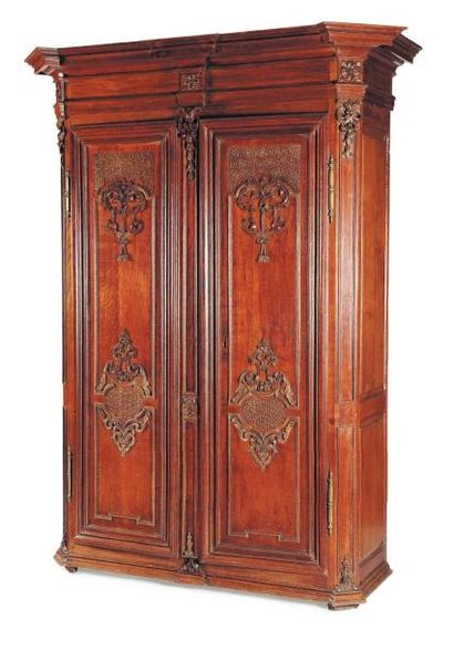Belle armoire en chêne mouluré ouvrant à...