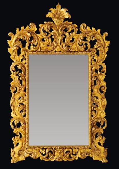 Rare et très grand miroir de forme mouvementée...