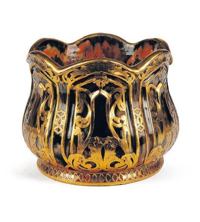 Pot en grès à décor de bronzes dorés dans...