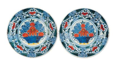 DELFT
Deux assiettes à décor polychrome au...