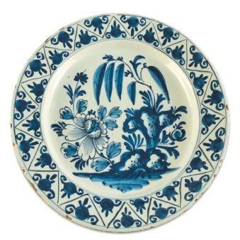 DELFT
Plat rond à décor en camaïeu bleu au...