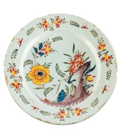 DELFT
Plat rond à décor polychrome au centre...