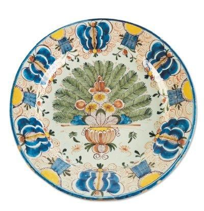 DELFT
Plat rond à décor polychrome au centre...