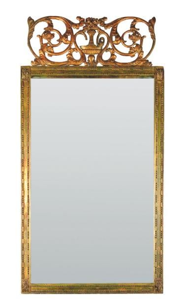 Miroir en bois doré et sculpté de rinceaux....