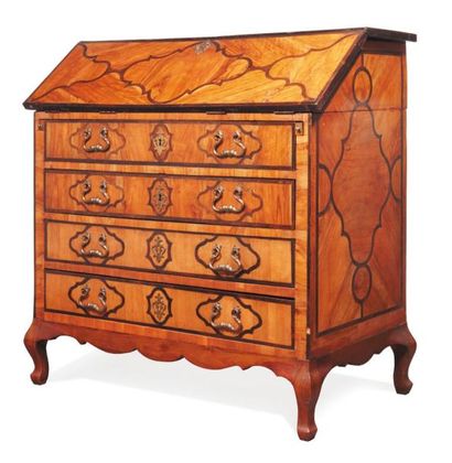 Commode formant secrétaire de pente en placage...