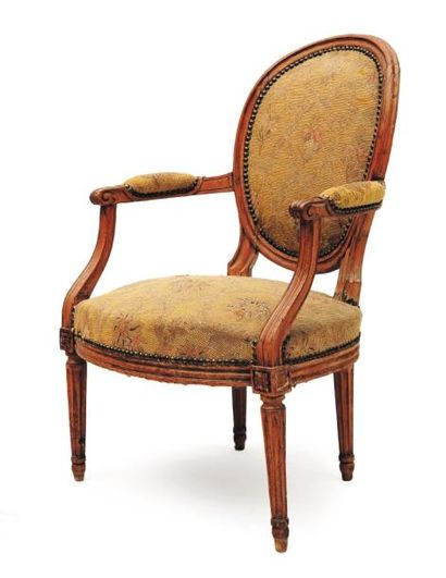 Fauteuil en hêtre décapé à dossier médaillon,...
