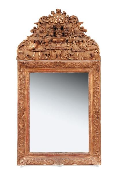 Miroir en bois redoré à décor de feuillages,...