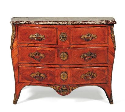 Commode en bois de rose et filets de bois...