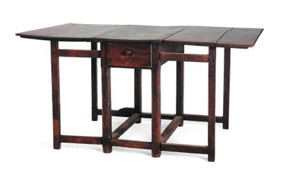 Table en bois à deux abattants et deux tiroirs....