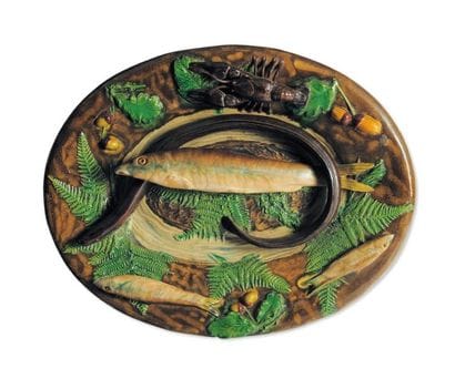 Plat ovale à décor en relief de poissons,...
