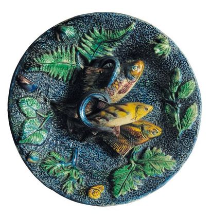 Plat rond à décor au centre de trois poissons...