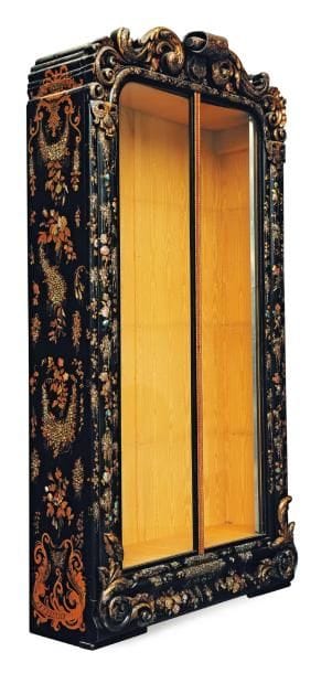 Grande armoire vitrée à décor en or de feuillages...