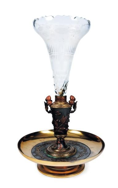 Vase en bronze patiné, cuivre doré et verre...