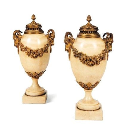 Paire de vases en marbre blanc et bronze...