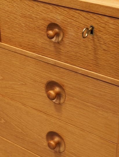 HANS WEGNER (1914-2000)
Paire de commodes
Chêne
Oak
Édition...