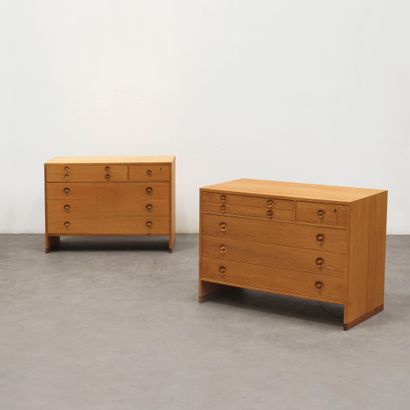 HANS WEGNER (1914-2000)
Paire de commodes
Chêne
Oak
Édition...
