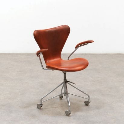 Arne JACOBSEN (1902-1971)
Chaise pivotante...