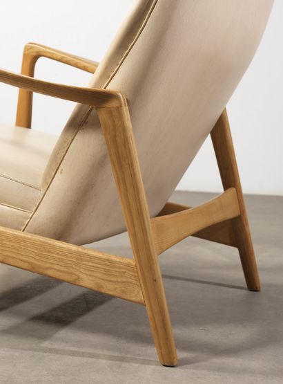 Gio PONTI (1891-1979)
Paire de chauffeuses
Chêne...