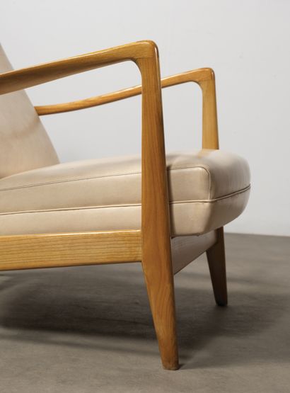 Gio PONTI (1891-1979)
Paire de chauffeuses
Chêne...