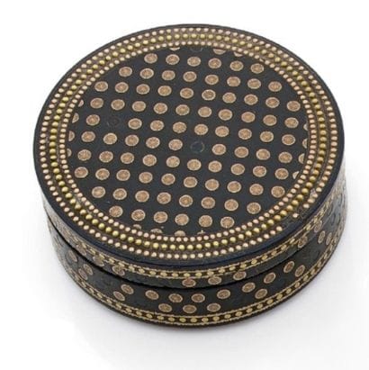 Tortoiseshell candy box with gold piqué decoration...