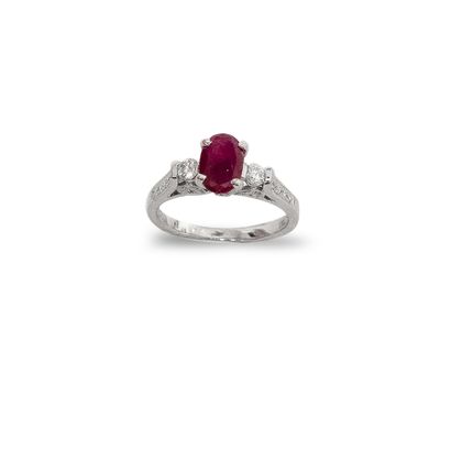 An 18K (750) white gold ring, chased and...