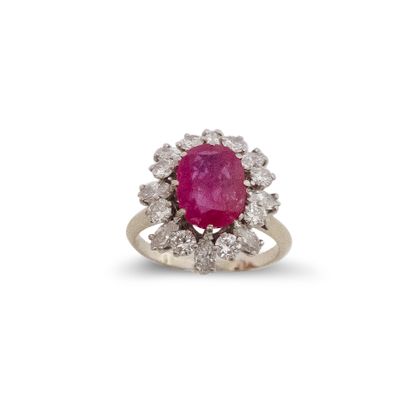 18K (750) white gold ring set with an oval...