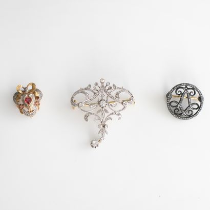 
18K (750) gold lot including a brooch, a...